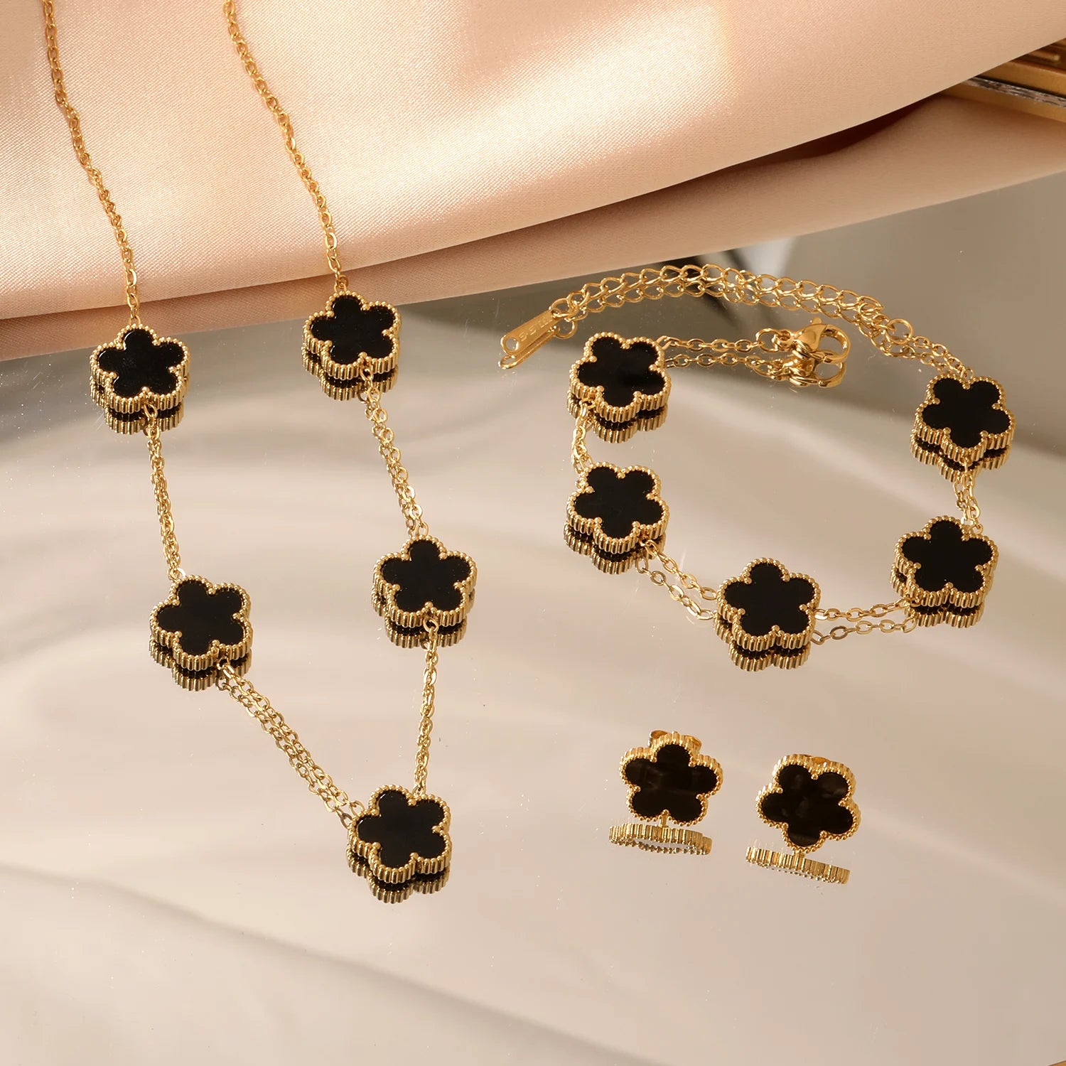 Conjunto Van Cleff - Colar, Pulseira & Brinco - Banhado a Ouro 18k - COMPRE 1 LEVE 3