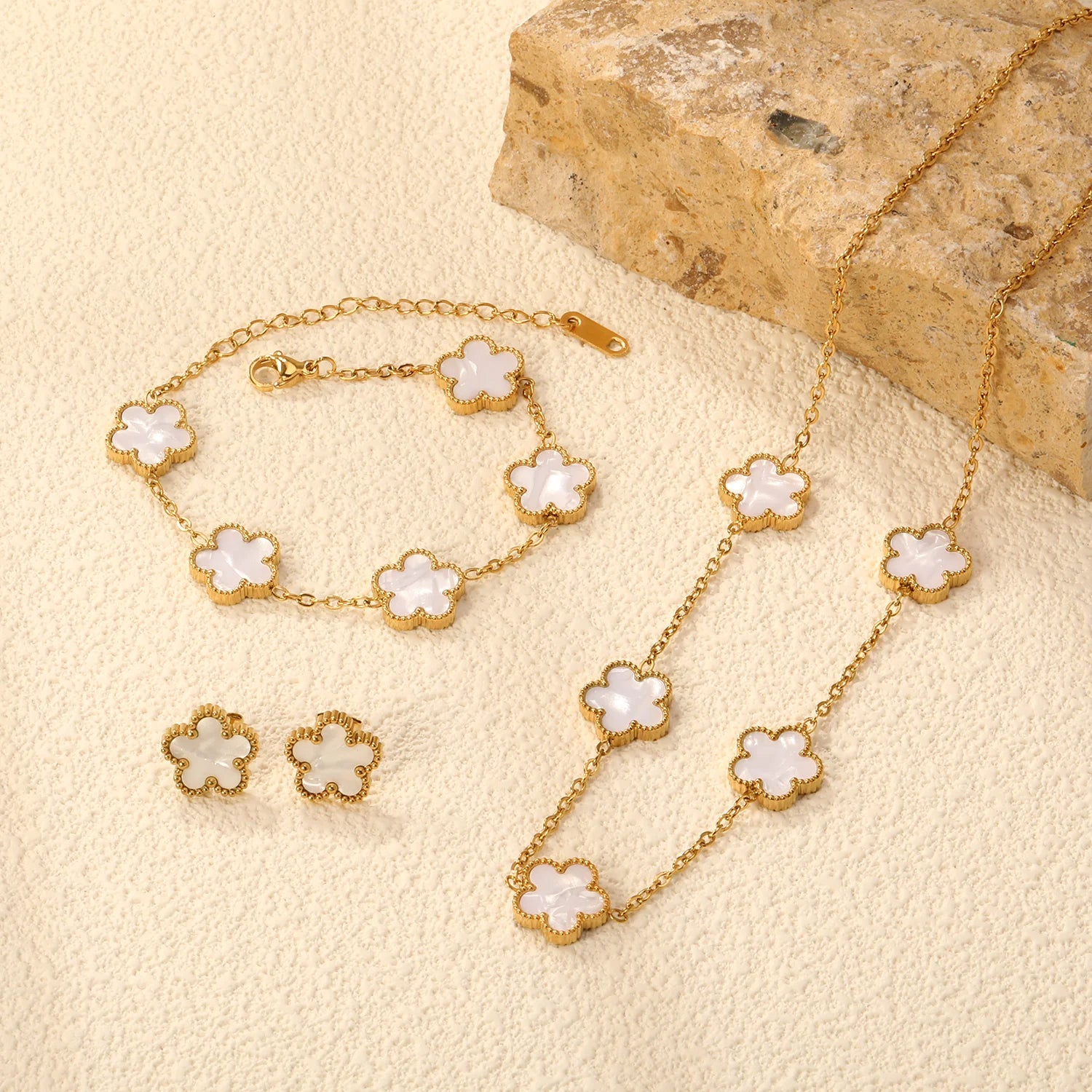 Conjunto Van Cleff - Colar, Pulseira & Brinco - Banhado a Ouro 18k - COMPRE 1 LEVE 3