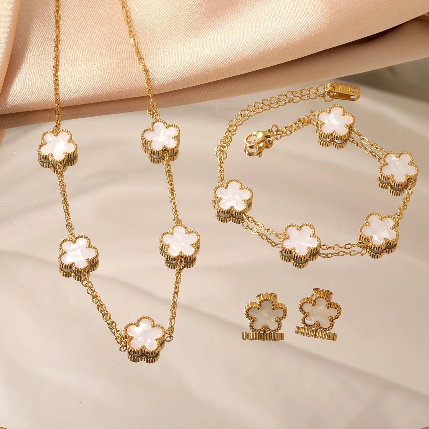 Conjunto Van Cleff - Colar, Pulseira & Brinco - Banhado a Ouro 18k - COMPRE 1 LEVE 3