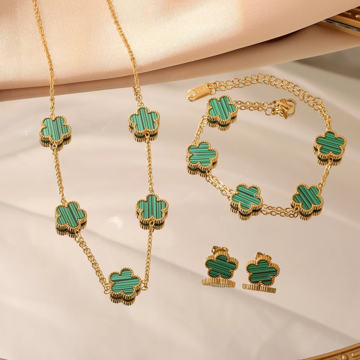 Conjunto Van Cleff - Colar, Pulseira & Brinco - Banhado a Ouro 18k - COMPRE 1 LEVE 3