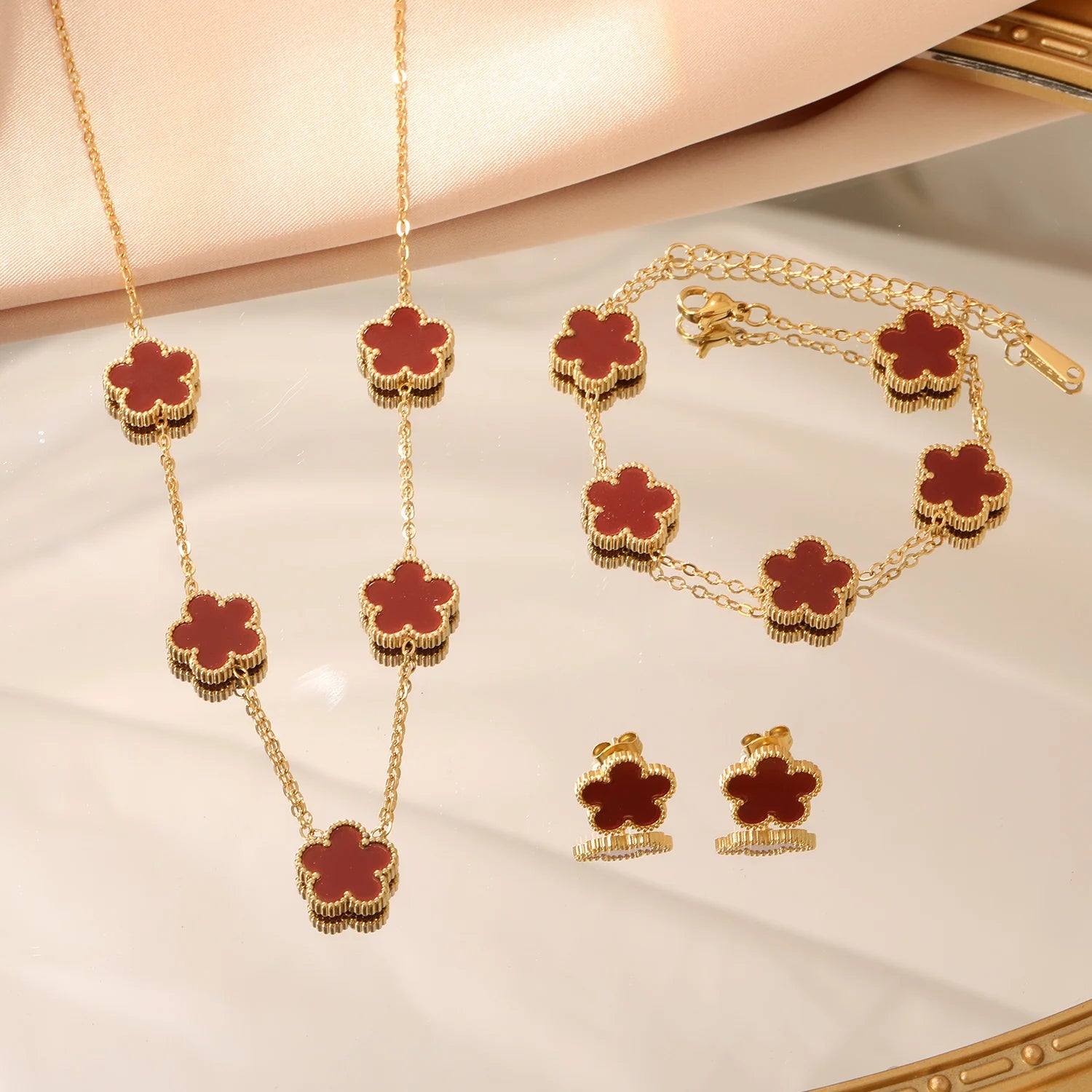 Conjunto Van Cleff - Colar, Pulseira & Brinco - Banhado a Ouro 18k - COMPRE 1 LEVE 3